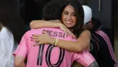 Antonela Roccuzzo abranzando a Lione Messi.