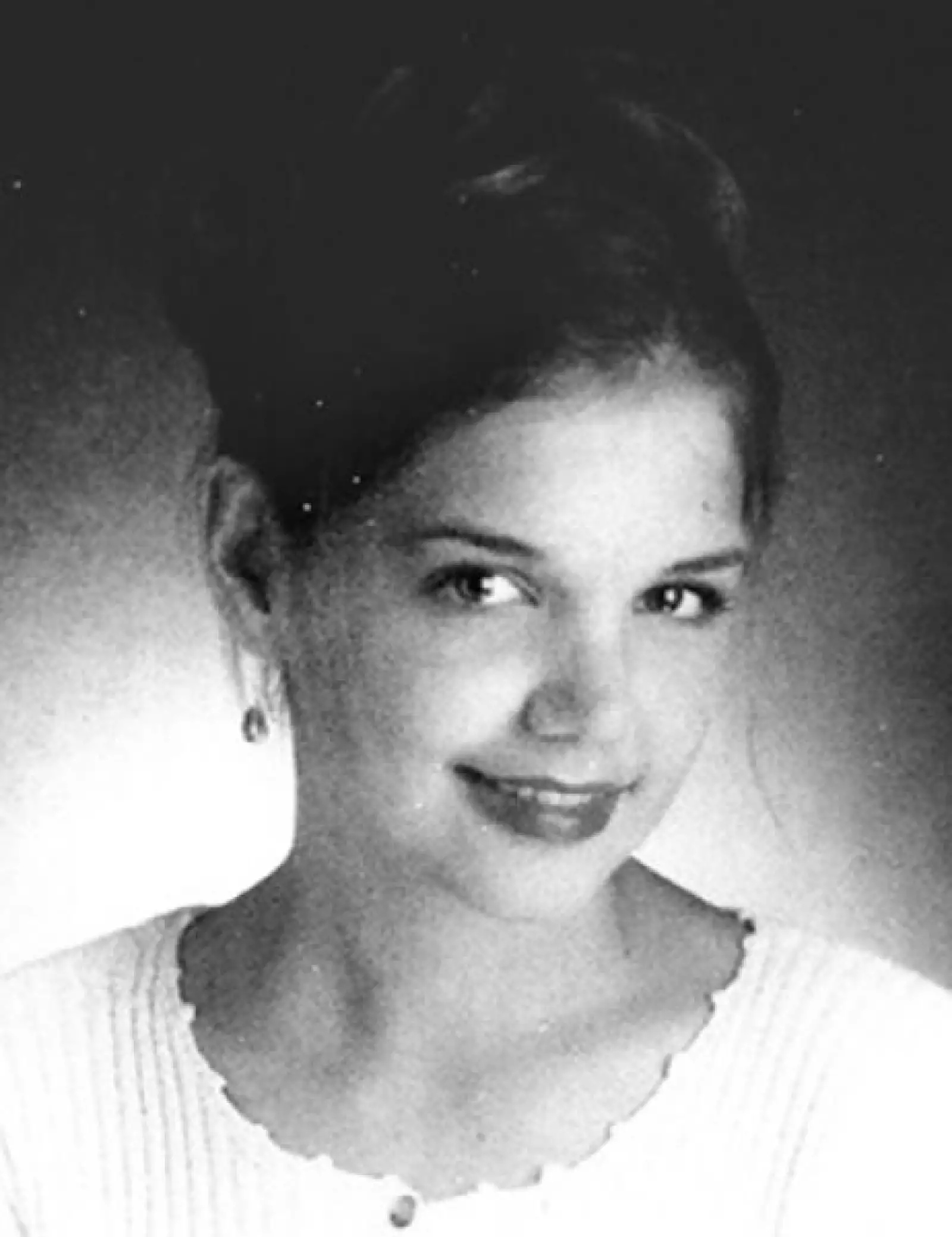 Katie Holmes fue una estudiante ejemplar y siempre sacaba 10 en todas las materias. Asistió a la Notre Dame Academy en Ohio, exclusiva para mujeres, donde participaba en obras de teatro como Hello, Dolly!.