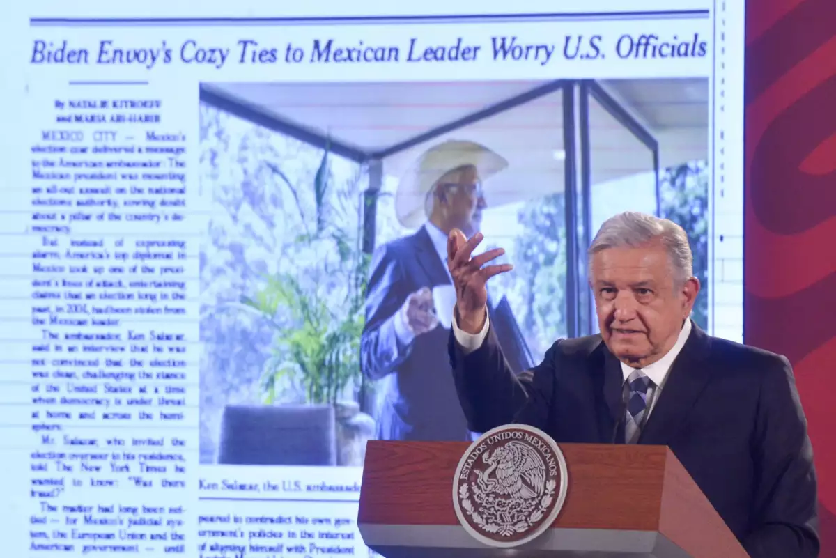 Andrés Manuel López Obrador, presidente de México, defendió a Ken Salazar, embajador de Estados Unidos en México, luego de la publicación del diario The New York Times, en donde se critica la relación entre ambos políticos.