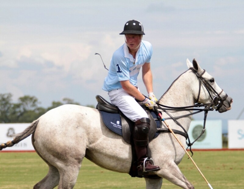 El Príncipe fue bien recibido en las naciones que visitó. Esta imagen es de un juego de polo que tuvo en Brasil con fines altruistas.