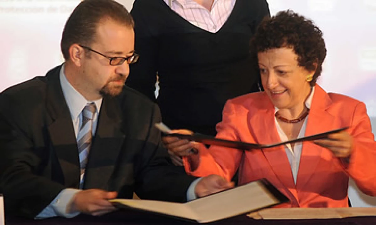 Mony de Swaan, comisionado presidente de la Cofetel, y Jaqueline Peschard, comisionada presidenta del IFAI, en la firma del convenio entre ambos organismos. (Foto: Notimex)