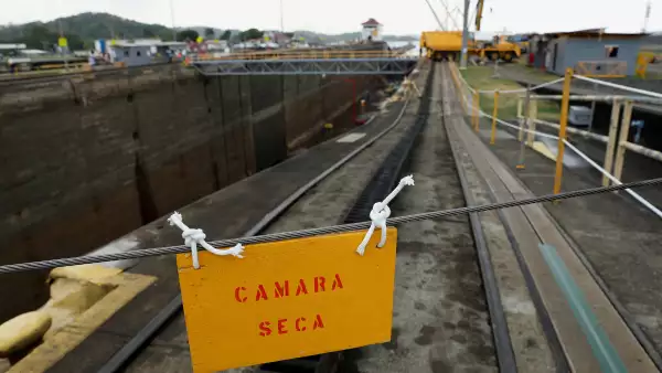 Un cartel dice "Cámara Seca" durante el mantenimiento periódico de las esclusas de West Lane de Pedro Miguel en el Canal de Panamá, en la ciudad de Panamá, Panamá, el 12 de mayo de 2023.