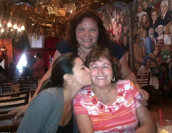 Eva estuvo acompañada por su papá, Enrique Longoria y su hermana, Emily.