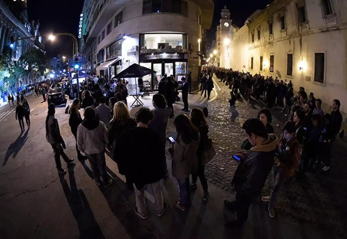 Cientos de personas desfilaban este viernes frente al féretro del músico argentino Gustavo Cerati fallecido a los 55 años tras permanecer cuatro años en coma.