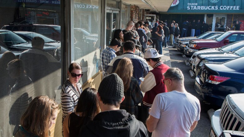 Una larga fila aprovechaba el café gratuito que ofrecía la tienda que parodia a Starbucks por su inauguración.
