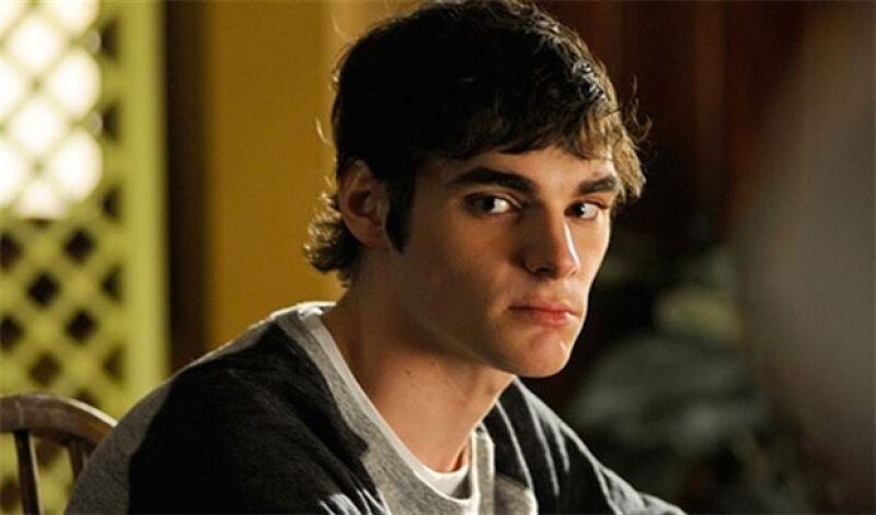 Seguro a RJ Mitte lo conoces como Walter White Jr., y nunca imaginaste verlo como un modelo high fahion. Pues ahora es momento de que cambies tu perspectiva sobre él.
