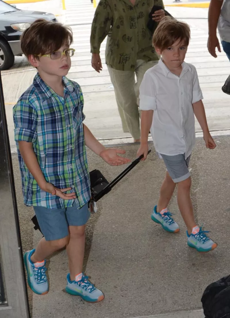 Luciendo cada vez más grandes, Valentino y Matteo captaron las miradas en su paso por el aeropuerto de Puerto Rico, en donde disfrutaron con su famoso papá de unas vacaciones.