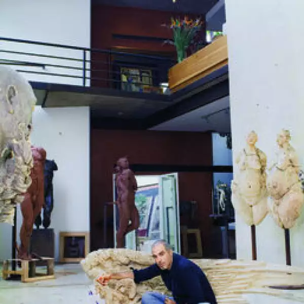 Xavier Marin en su estudio con la escultura de alas