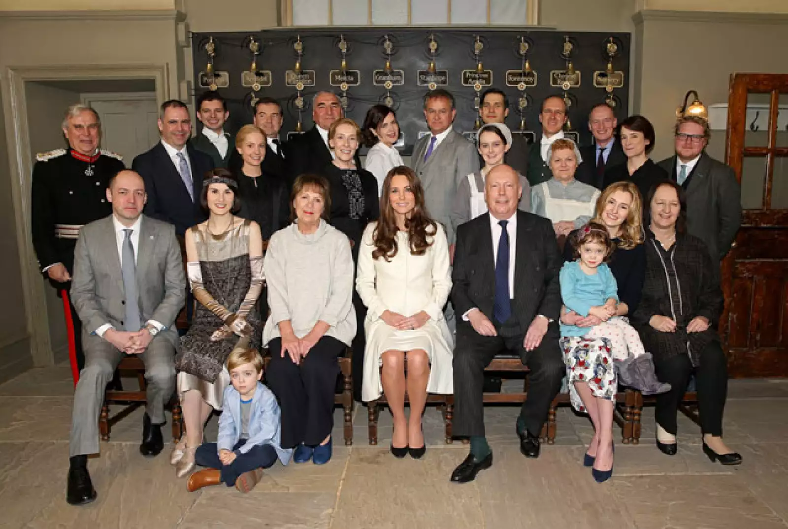 La duquesa de Cambridge posó con la mayoría del casting de Downton Abbey.