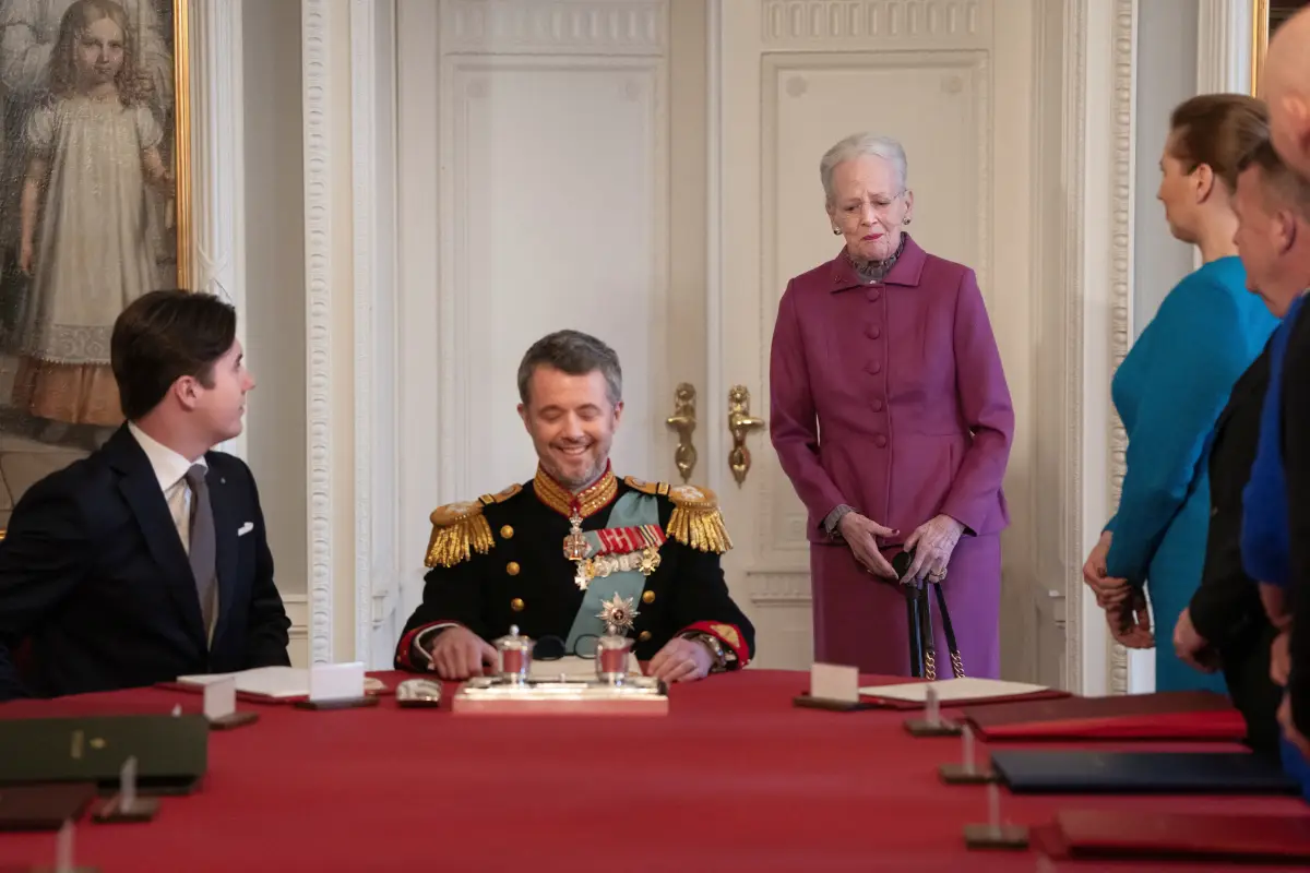 La reina Margrethe deja el lugar al final de la mesa a su hijo el rey Federico X, que tiene al príncipe heredero Christian a su lado durante la reunión del Consejo de Estado en el Palacio de Christiansborg en Copenhague, Dinamarca, el 14 de enero de 2024.