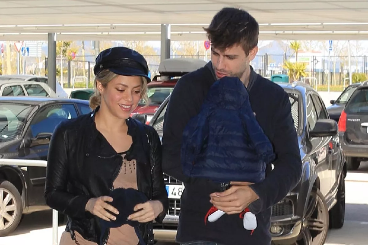 Piqué fue a dejar a su pareja con su hijo al aeropuerto de Barcelona.
