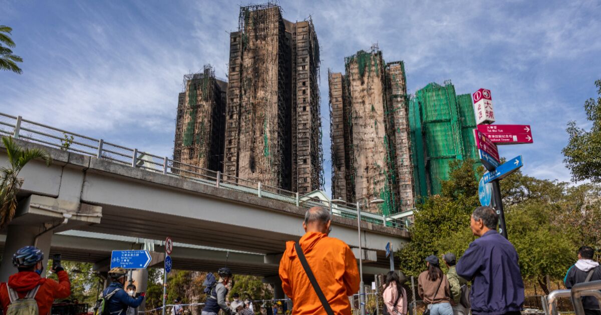 Hong Kong'da 128 kişinin hayatını kaybettiği yangının ardından üç günlük yas başladı