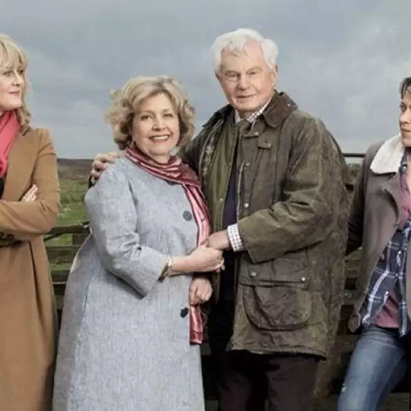 Esta serie está hecha para los románticos. La historia salió del segundo matrimonio de la mamá de la escritora Sally Wainwright. En la serie podemos ver a dos personajes que se enamoran de pequeños...