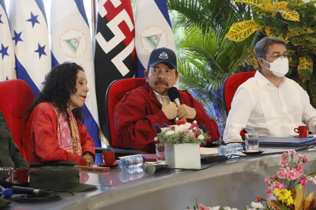 El presidente de Nicaragua, Daniel Ortega, flaqueado por la vicepreisdenta Rosario Murillo y el presidnete hondureño Juan Orlando Hernández habla durante un evento en Managua. 