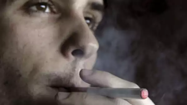 Según un estudio de PHE, dos tercios de las personas que usan el cigarro electrónico dejan de fumar. (Foto: EFE)