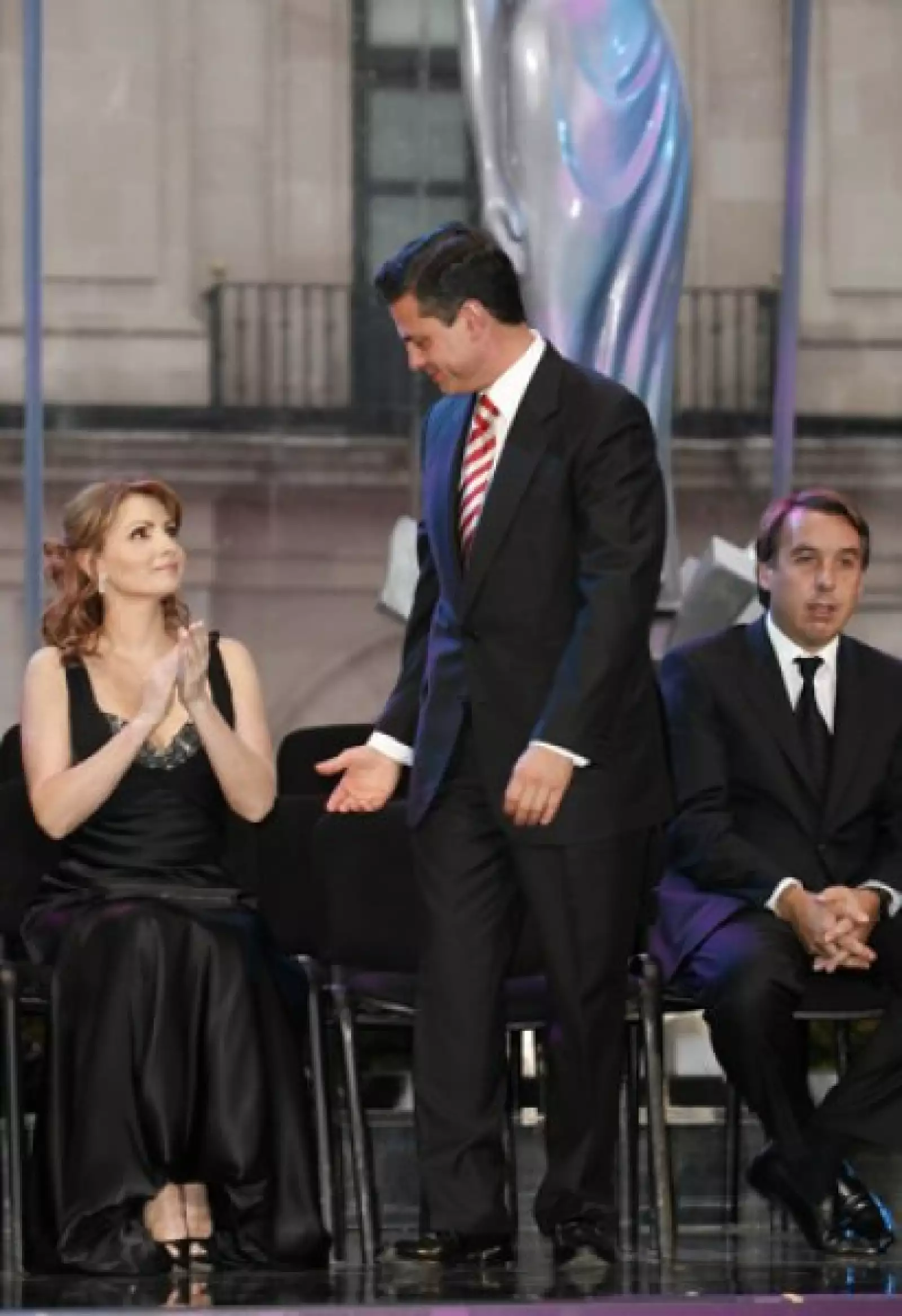 Amablemente, Peña Nieto invitó a Rivera a pasar como vocera de la campaña.