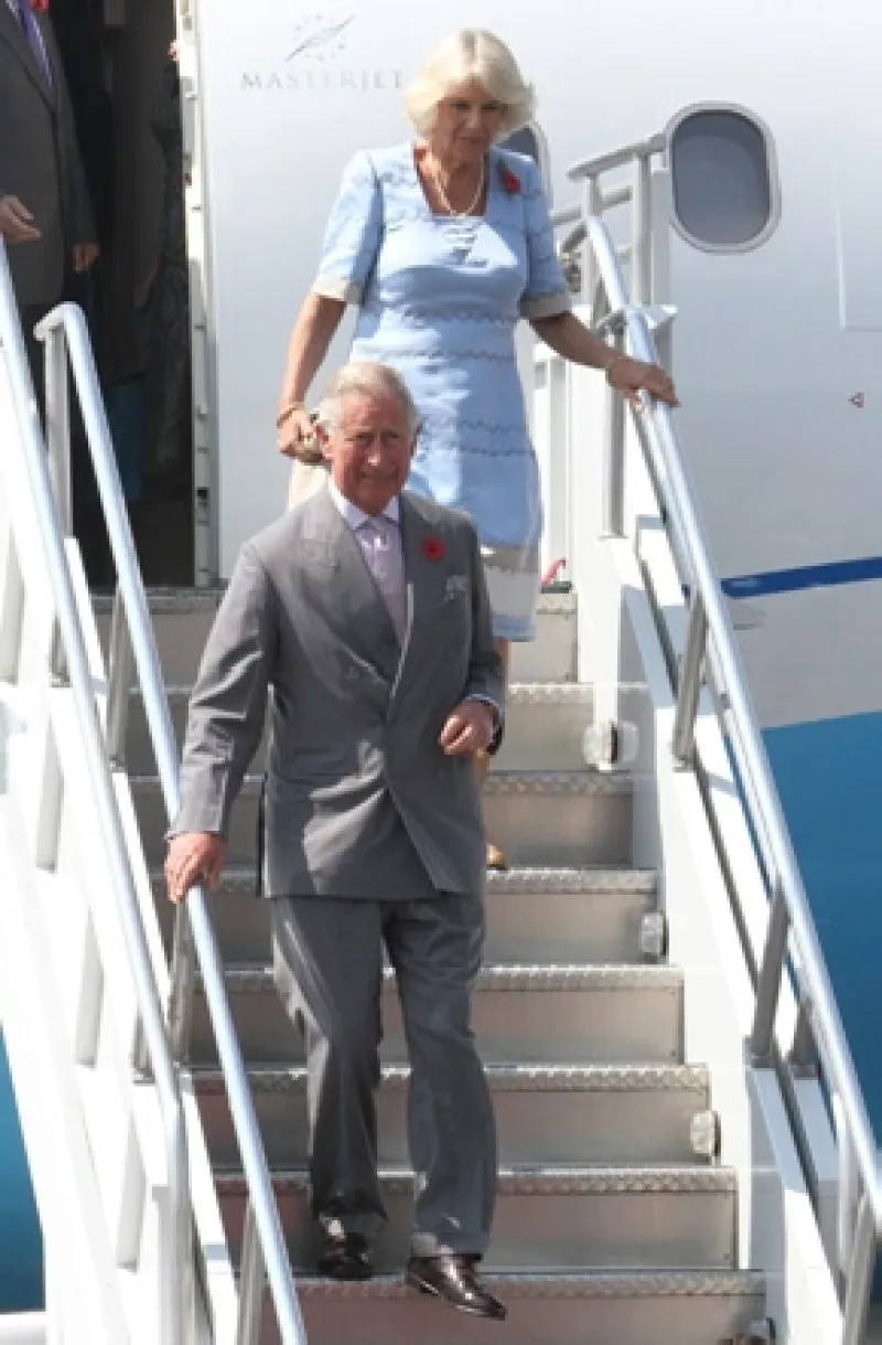 Sus altezas reales fueron recibidos por el secretario de relaciones exteriores José Antonio Meade en el hangar presidencial. Se espera que se reúnan con Enrique Peña Nieto.