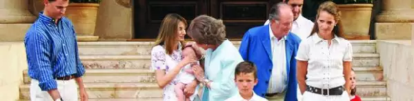La reina Sofía ha tratado mantener a la familia unida. Aquí durante la foto oficial de sus vacaciones de verano 2007.