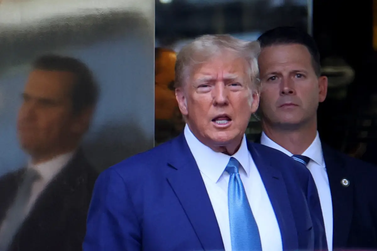 El expresidente de los Estados Unidos, Donald Trump, se marcha de la Torre Trump para dar una declaración a la Fiscal General de Nueva York, Letitia James, que demandó a Trump y a su Organización Trump, en la ciudad de Nueva York, EE. UU., el 13 de abril de 2023.
