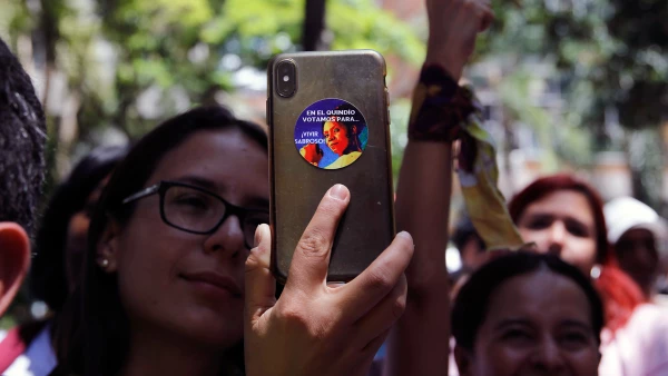 Una mujer graba la intervención de Francia Márquez, durante un mitin en Medellín. En su teléfono se muestra una calcomanía con la imagen de la candidata a la vicepresidencia de Colombia.