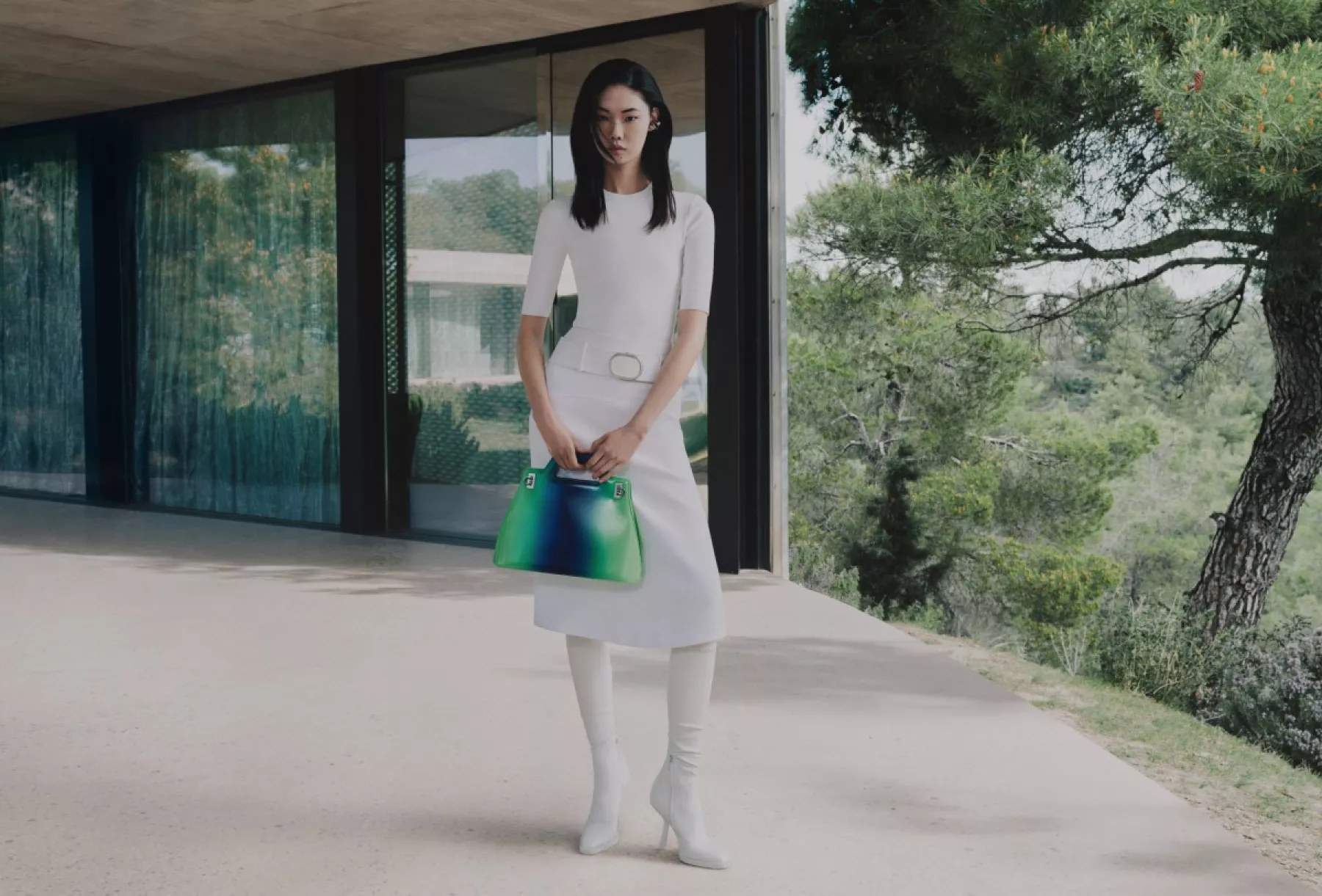 Mujer con look y bolso de Ferragamo, colección Pre-Fall 2023