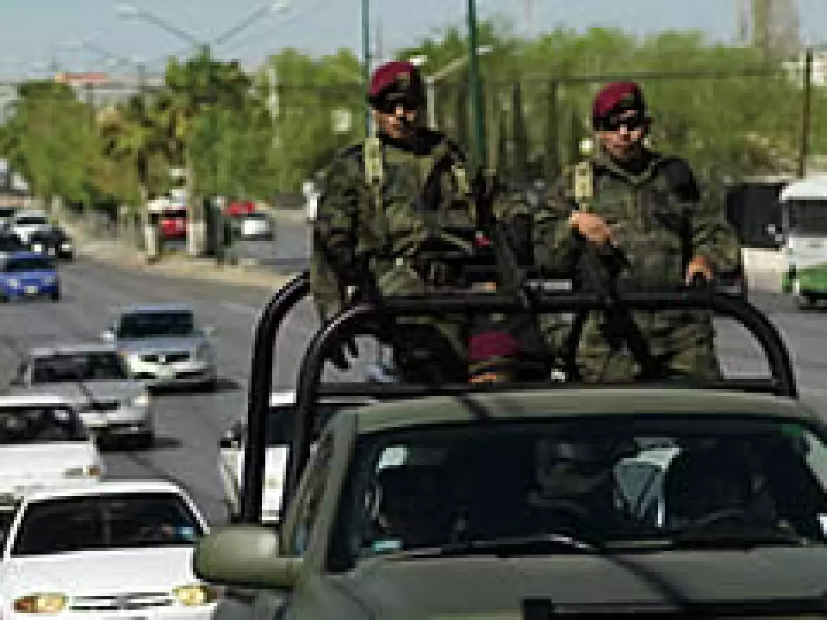 El Ejército tomó el mando de la policía municipal de Ciudad Juárez. Una de sus tareas es proteger a ejecutivos y obreros de las maquiladoras. (Foto: Gabriel Cardona)