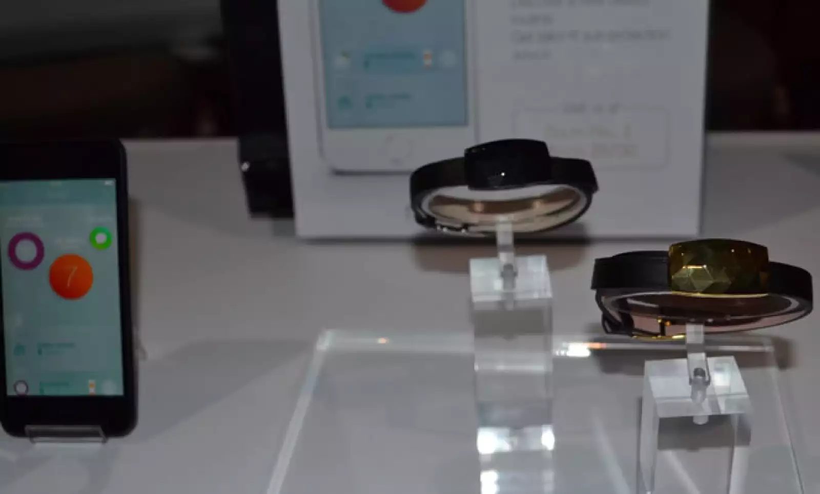 Es un brazalete que detecta la cantidad de exposición solar que recibe una persona y recomienda el grado de protección que se debe usar.