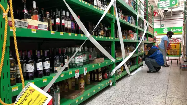 Conoce si habrá ley seca en Semana Santa 2022 en CDMX. (Pasillo de bebidas alcohólicas en tienda de autoservicio con sellos que impiden su venta).