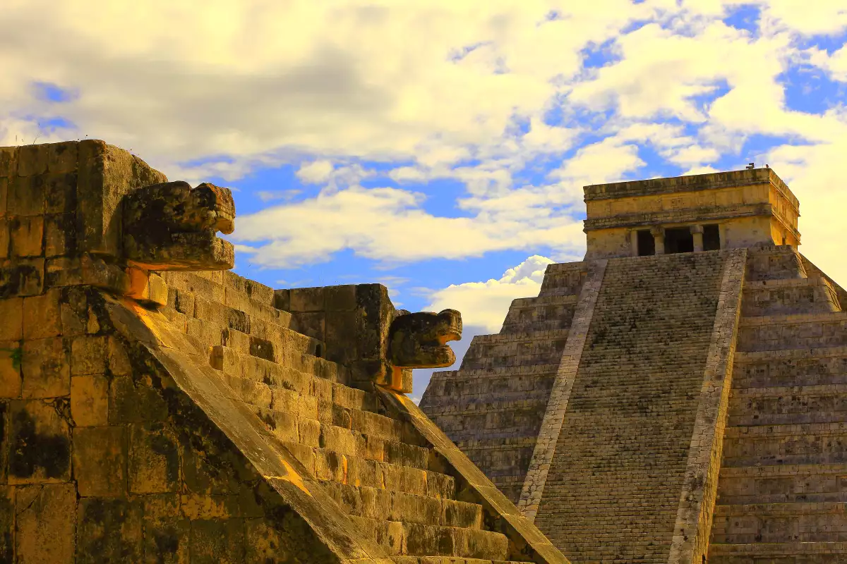 Chichen Itzá es una zona arqueológica cercana a la ruta del Tren Maya