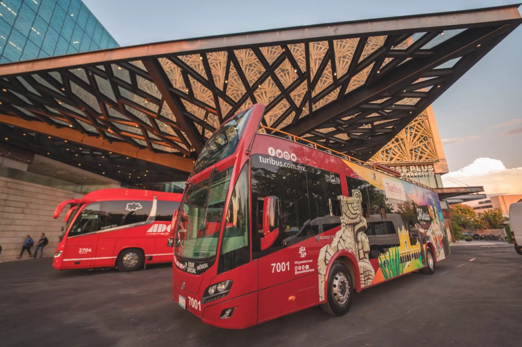 Un Metrobús rojo que funciona con energía eléctrica y es parte del programa MOBILITY ADO .