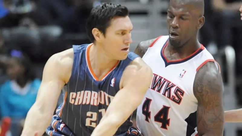 Eduardo Najera juega basquetbol