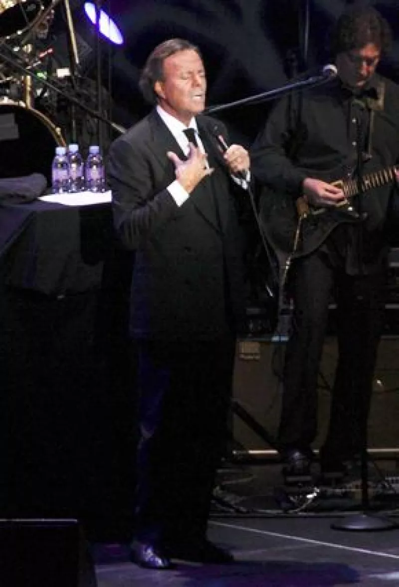 En su sexta década, el intérprete de De Niña a Mujer, y padre de Enrique Iglesias, recibirá a un miembro más dentro de su familia.