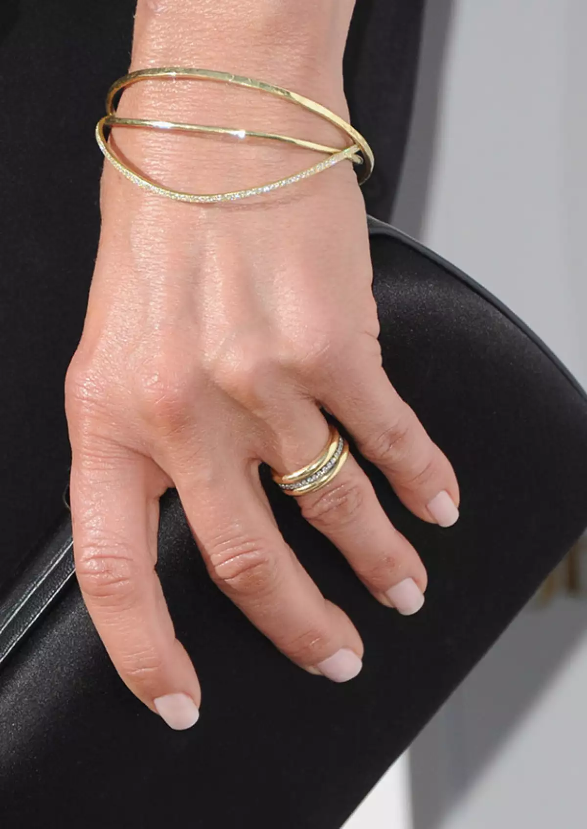 La joya se dice fue diseñada por su gran amigaJennifer Meyer.