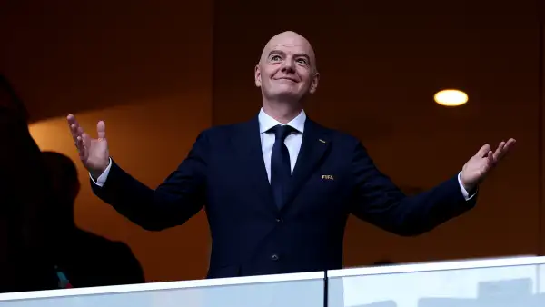 El presidente de la FIFA Gianni Infantino mira al horizonte con las manos abiertas