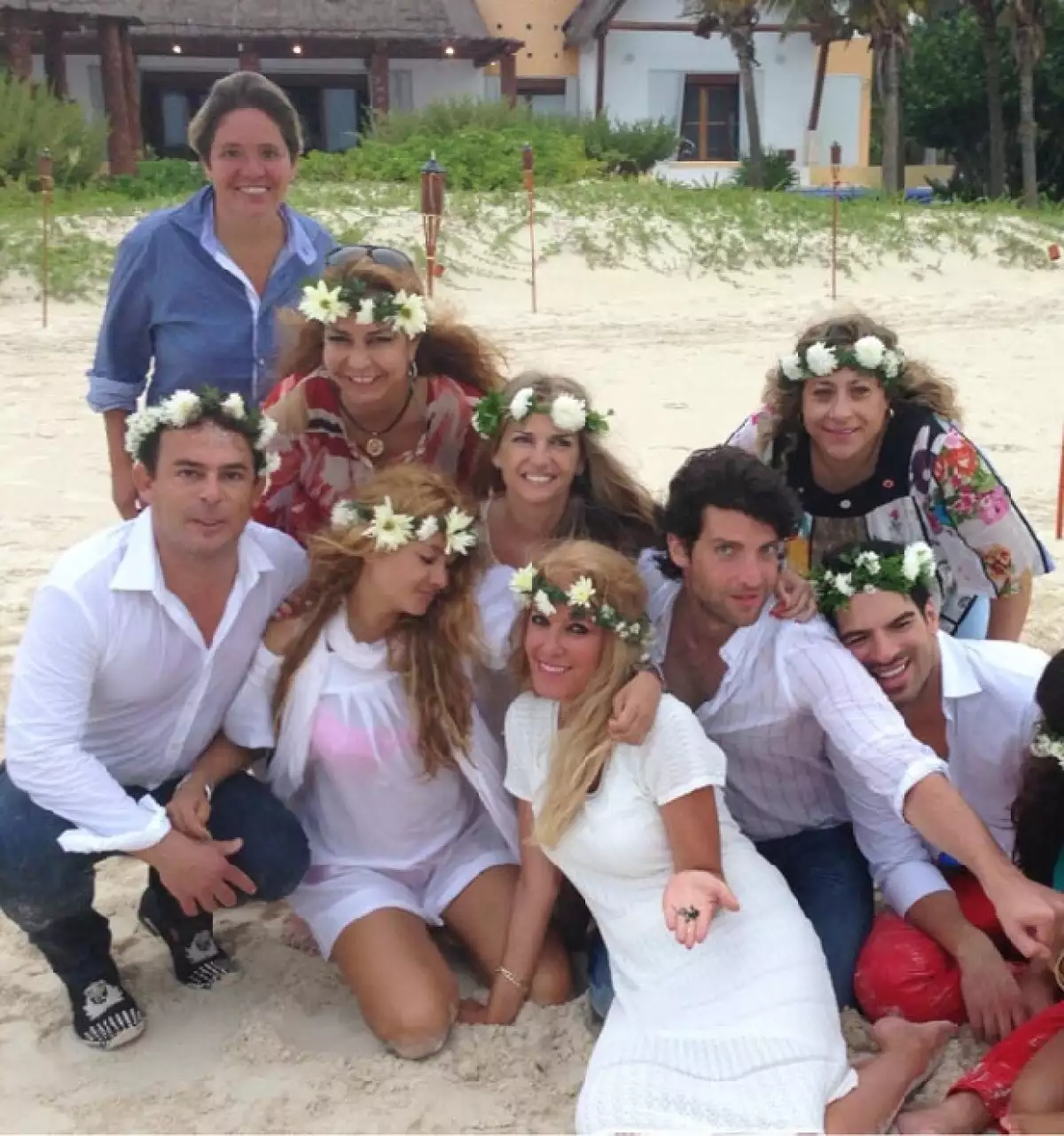 La cantante mexicana festejó sus 42 años y bautizó a Andrea Nicolás bajo un ritual maya en el Caribe, según informó Juan José Origel en "Hoy".