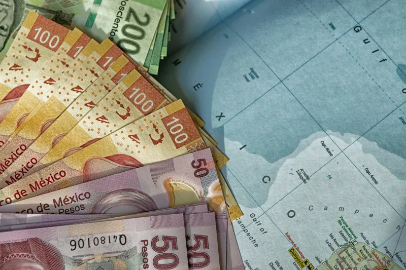 Deuda pública de México. Billetes y un mapa del país.  Foto iStock. 