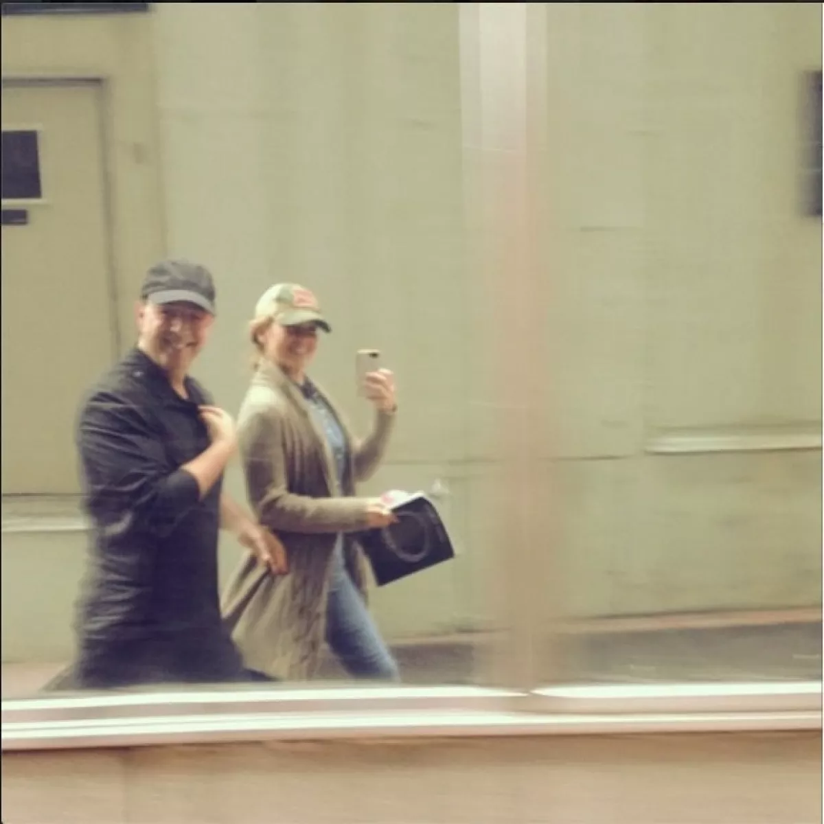 ThalÃ­a y Tommy burlando el trÃ¡fico neoyorquino.
