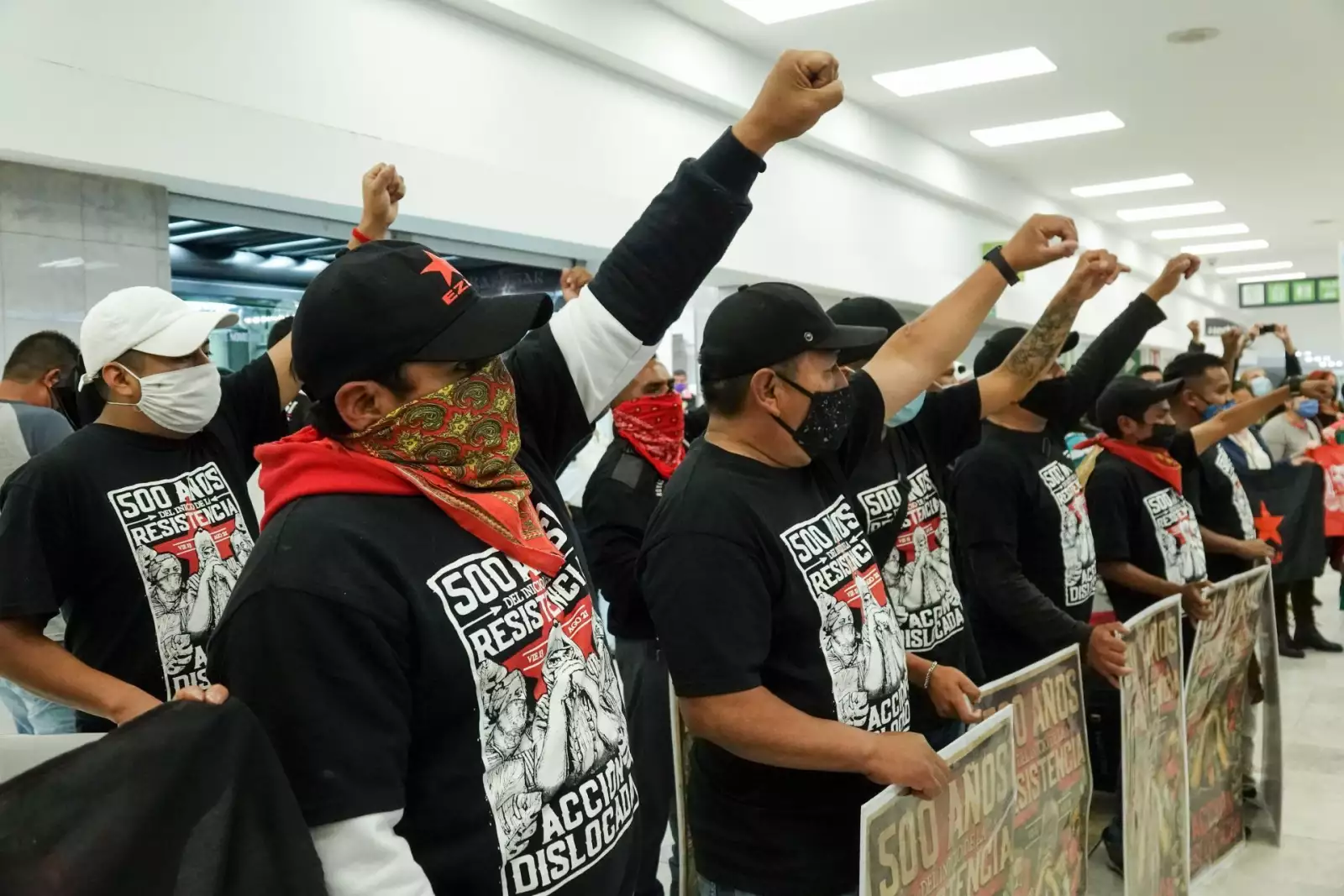 Simpatizantes y compañeros del EZLN esperaron la llegada al AICM del Ecuadr´on Zapatista 421.