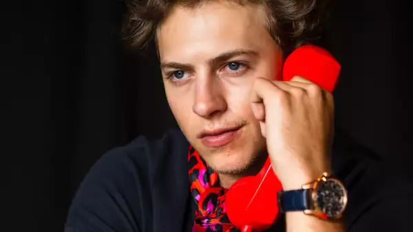 Imagen del reloj Bulova Sutton. Este reloj de movimiento mecánico de cuerda automática tiene caja de acero inoxidable acabado PVD oro rosa. Destaca una carátula esqueletada que permite ver su fina maquinaria interna en funcionamiento.