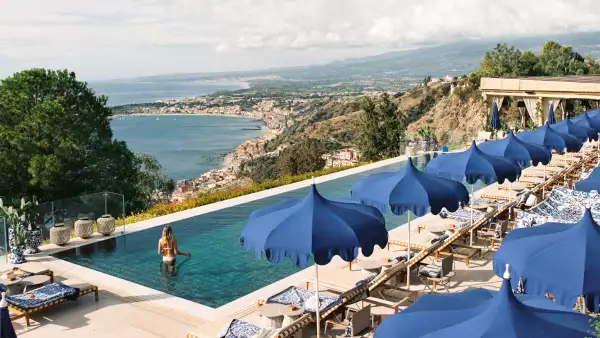 Foto de la alberca del hotel Four Seasons en Taormina, Sicilia.