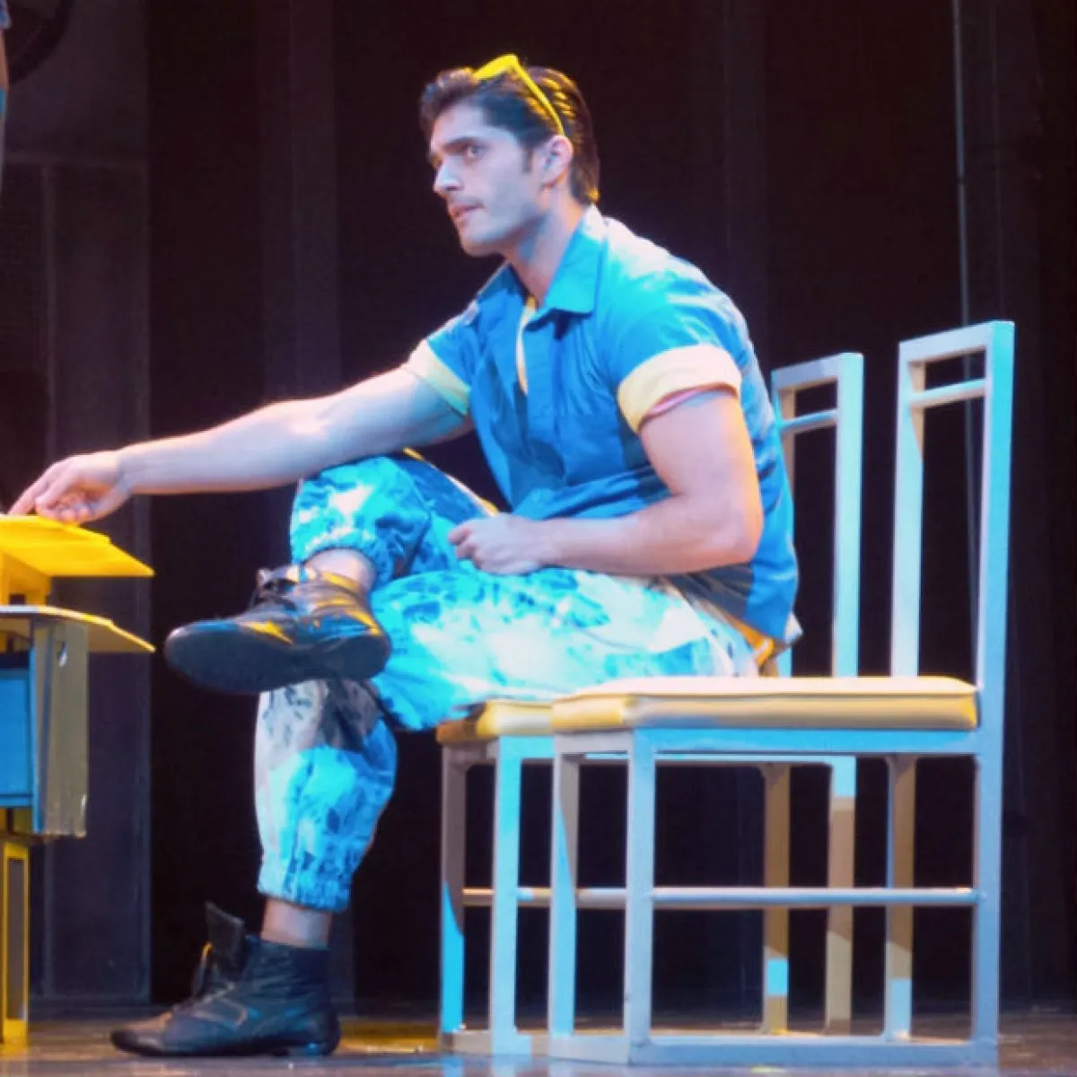 Daniel Elbittar como Emmanuel en el exitoso musical Mentiras.