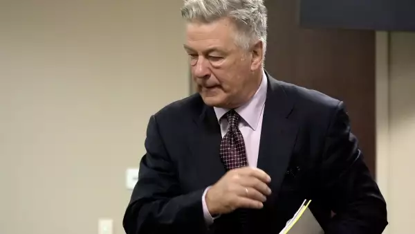 Alec Baldwin violó “reglas fundamentales” de seguridad en el set, afirma Fiscalía