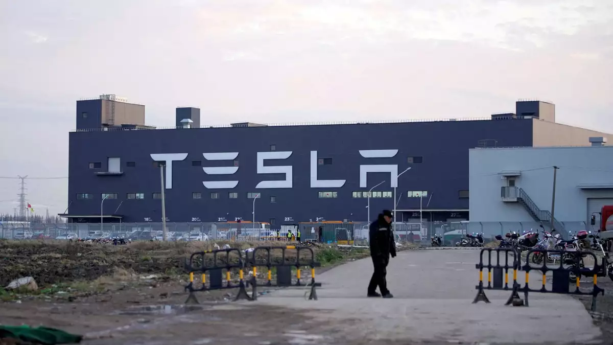 ¿Cuándo inicia la construcción de la planta de Tesla en Nuevo León, México?