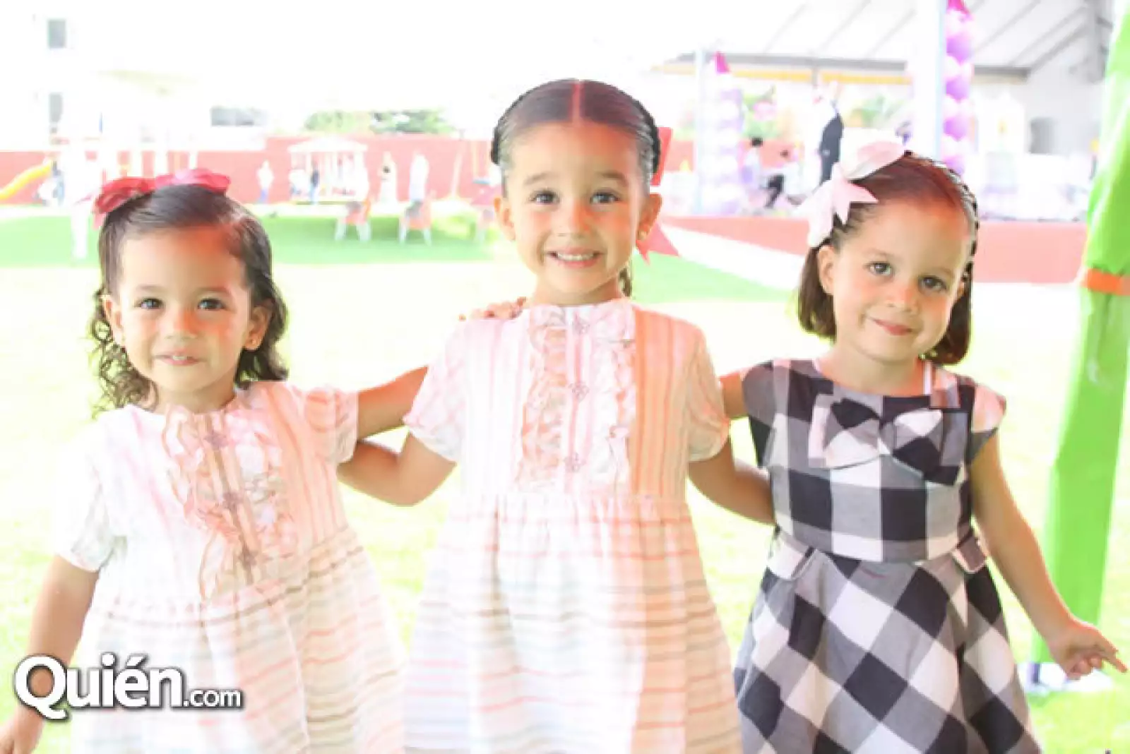 Julia y Paula Anaya con Inés Olivares