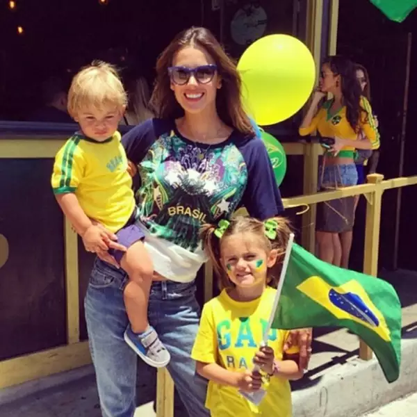 Alessandra es fan del futbol, sobre todo ahora que juega su equipo y el Mundial es en su país.