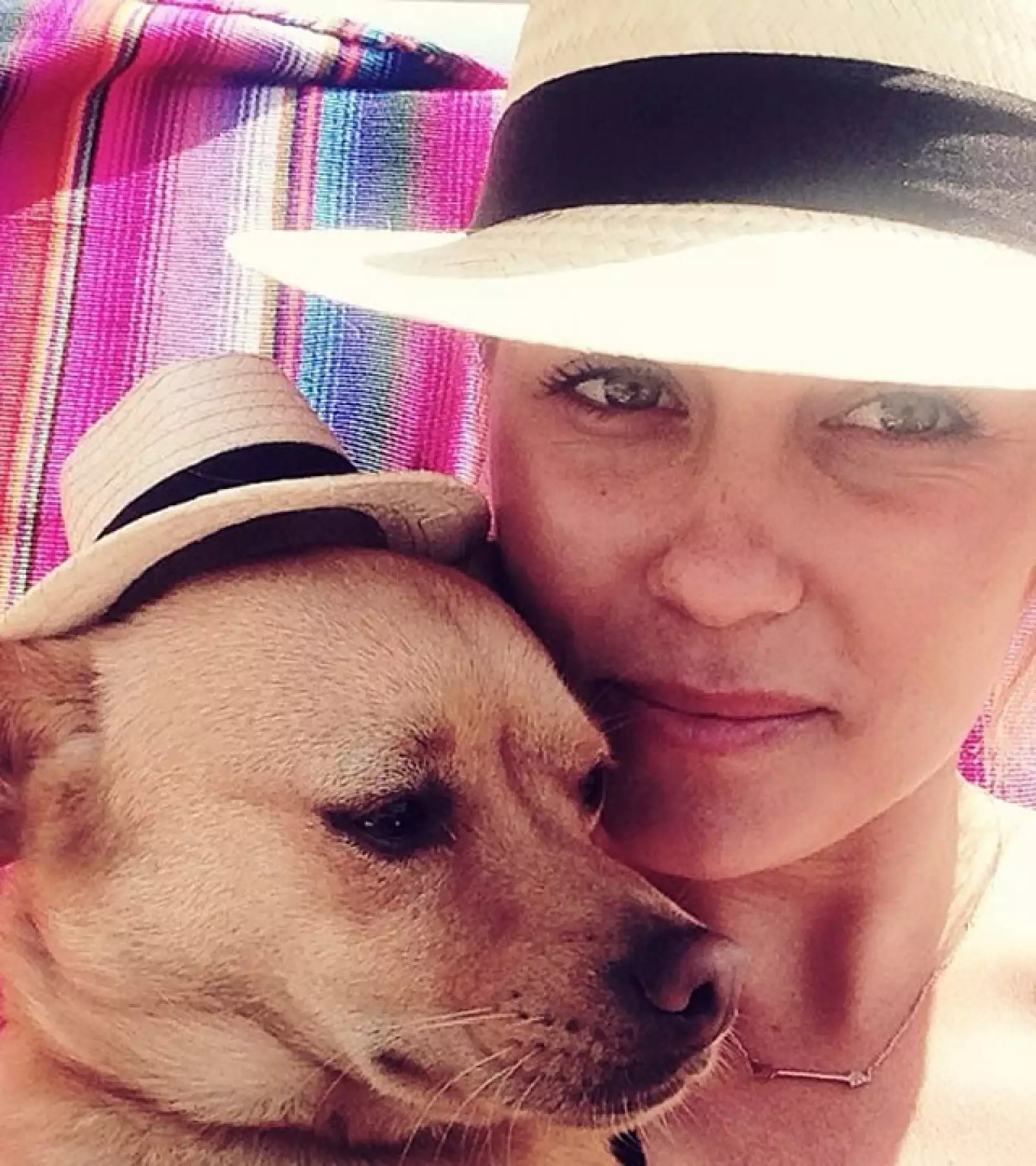 La it girl y bloggera Lauren Conrad, posa con su perro Fitz en la playa, usando sombreros iguales.