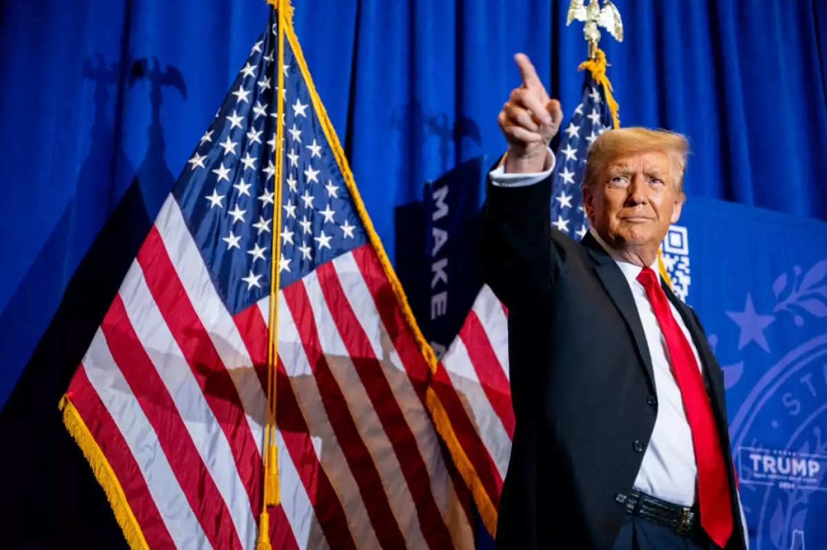 Candidato presidencial republicano, ex EE. UU. El presidente Donald Trump señala a los partidarios al final de un mitin de campaña en el Atkinson Country Club el 16 de enero de 2024 en Atkinson, New Hampshire. Trump ganó el caucus de Iowa de esta semana, solidificándolo como el principal candidato republicano en la primera votación de 2024. Los antiguos EE. UU. El presidente se dirige hoy a Atkinson, New Hampshire, mientras continúa haciendo campaña durante las elecciones primarias.