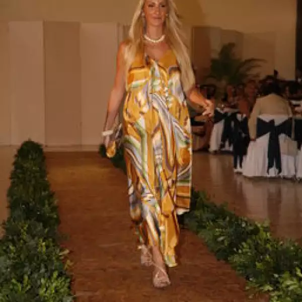 Desfile Pineda Covalin