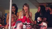 Foto de la primera vez que Taylor Swift asistió a un juego de la NFL, apoyando a Travis Kelce de los Kansas City Chiefs.