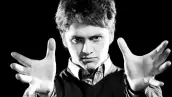 El ex RBD vuelve a las pantallas con el personaje de `Luca´, un joven de 17 años que ha escapado de una oscura comunidad y que se convierte en mago.